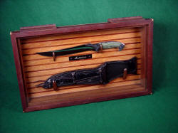 "Astarion" case view, case closed. The lines of the inlays work well with the knife length, a fine case in five woods