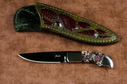 "Lacerta" obverse side view (without  reflector above), in deep cryogenically treated O1 tungsten-vanadium tool steel blade, hot blued, 304 stainless steel bolsters, Eudialite gemstone handle, sheath of hand-carved leather inlaid with Ostrich leg skin