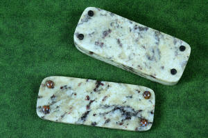 "Starling" bottom view with neoprene feet in granite with garnets and hornblende stone sarcophagus case with cabochons of Rio Grande Agate gemstone "Starling" bottom view with neoprene feet in granite with garnets and hornblende stone sarcophagus case with cabochons of Rio Grande Agate gemstone