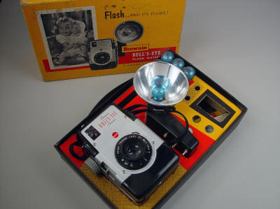 Kodak Brownie Bullseye with Flash, 620 format film (6 x 9 cm), c. 1955, Bakelite body